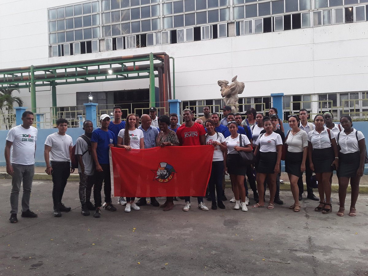 Llegó #SantiagodeCuba la 1era Secretaria de la <a href="/UJCdeCuba/">UJC de Cuba</a> , <a href="/MeyvisEstevezE/">Meyvis Estevez Echevarría</a>  y en recorrido realizado, reconoció a un valioso grupo de jóvenes del sector energético, quienes recibieron la condición #SiempreJoven.