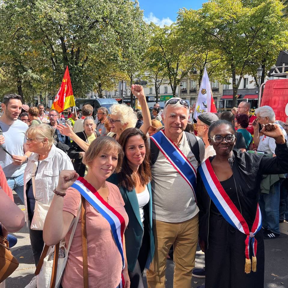 LaFIParis's tweet photo. 🔴 Rassemblement devant la #CRAMIF pour lutter contre son démantèlement, et contre la fermeture des centres de santé à Paris. 

Nous étions des centaines ce matin pour nos services publics et notre sécurité sociale ! https://t.co/Tp6Bbbxr4H
