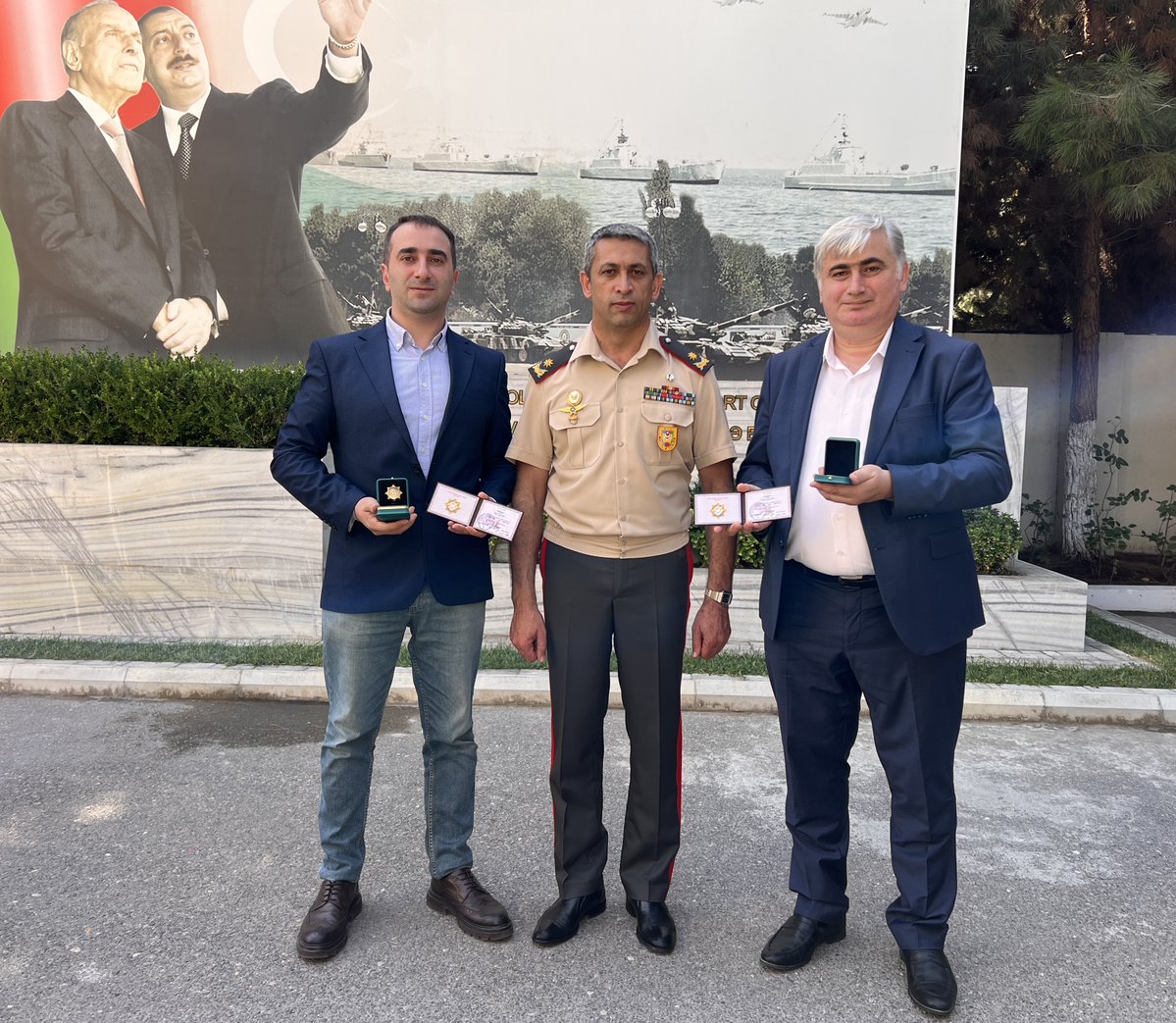 Azerbaycan Savunma Bakanlığı, Azerbaycan basınının 150. yılı dolayısıyla, 2. Karabağ Savaşı’ndaki haberleri, dezenformasyonla mücadeleye katkıları ve Azerbaycan ordusunun faaliyetlerini dünyaya duyurmalarından ötürü #AA muhabirlerini ''Askeri İş Birliği'' rozeti ile ödüllendirdi.