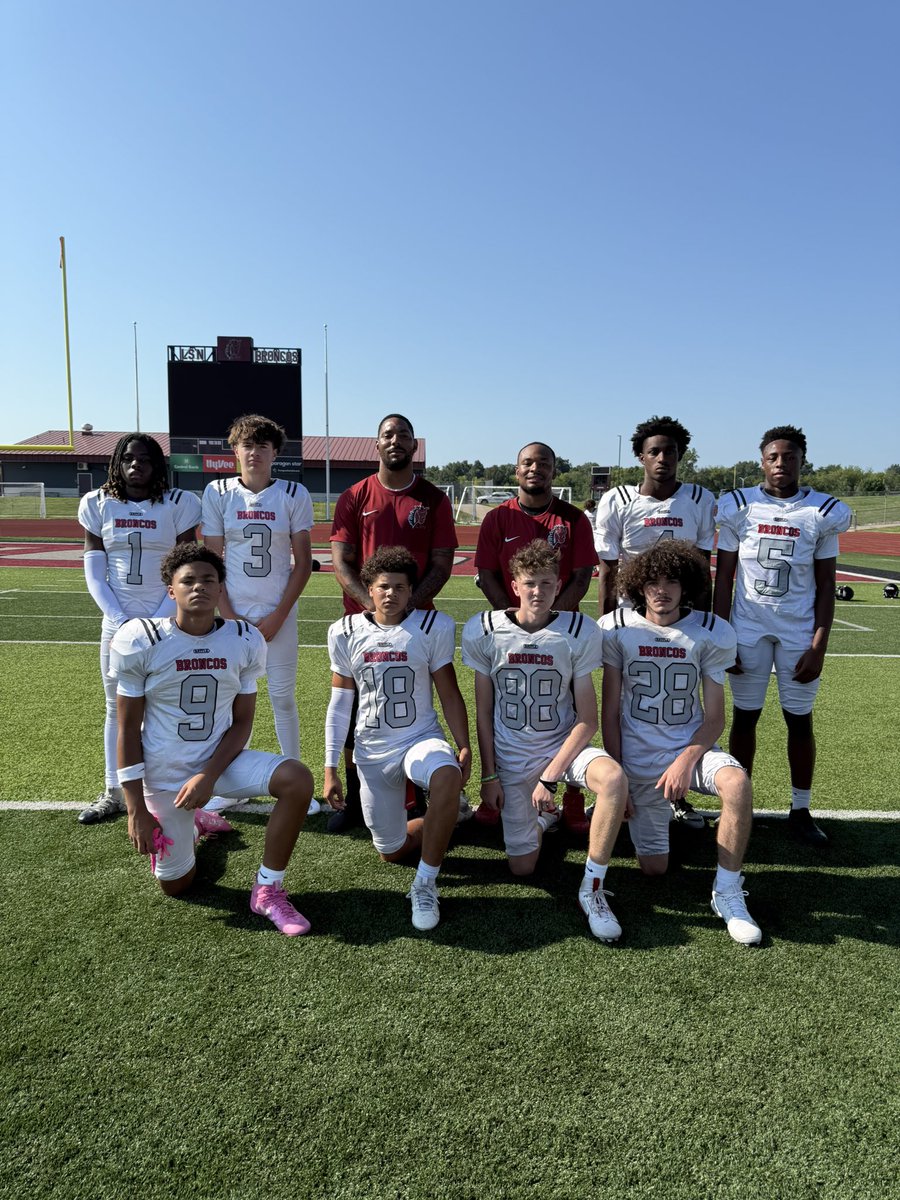 CushonGrandson's tweet image. Year 3 coaching and the mission is bigger than football. Grateful to lead, to learn, and to grow with this WR group. Every rep, every lesson, every moment matters. We’re building something special. 💪🏾🏈 #coachlife #football
