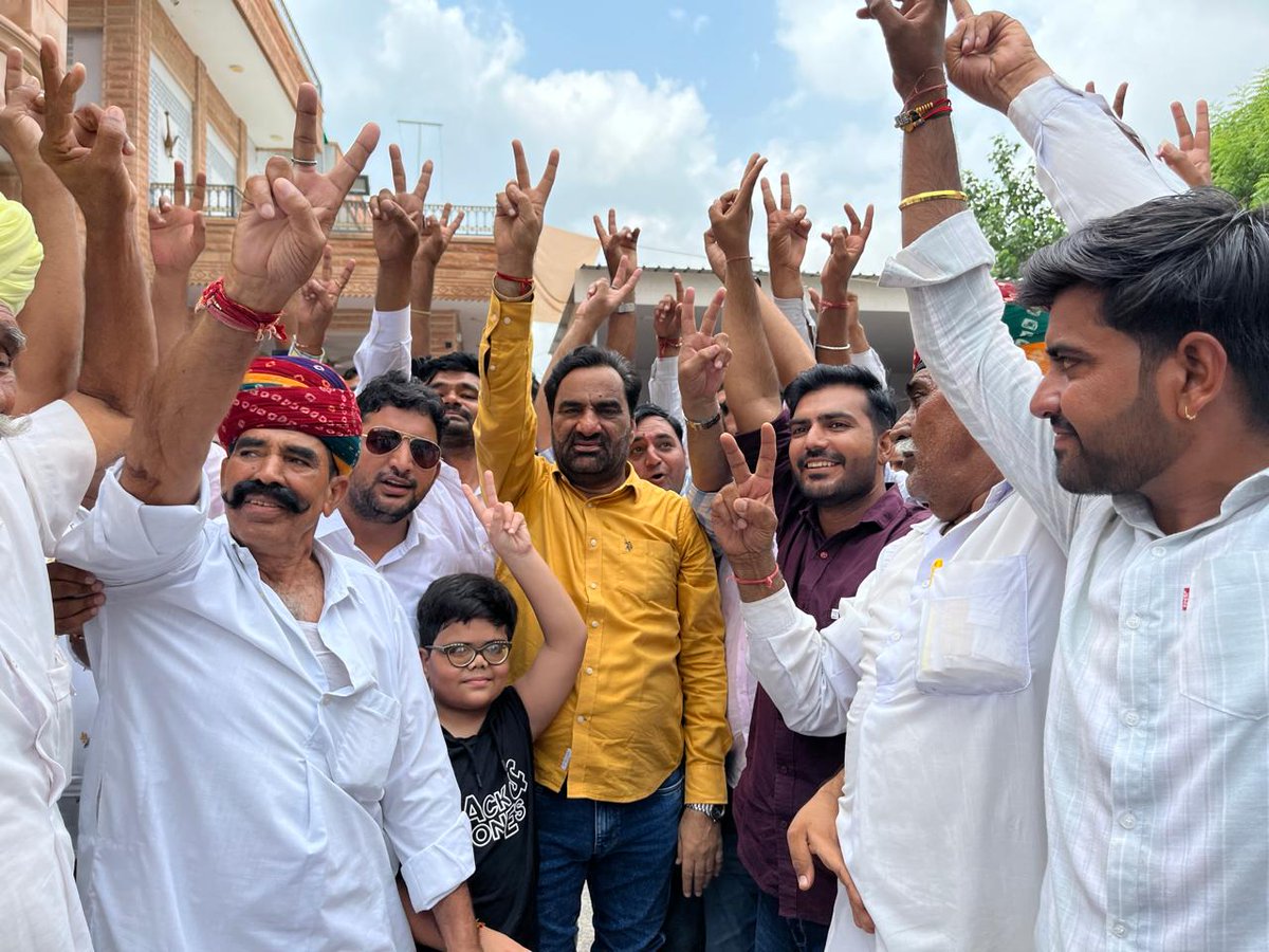 hanumanbeniwal's tweet image. माननीय राजस्थान उच्च न्यायालय द्वारा S.I. भर्ती 2021 को रद्द करने के बाद आज दोपहर को नागौर आवास पर समर्थकों के साथ |