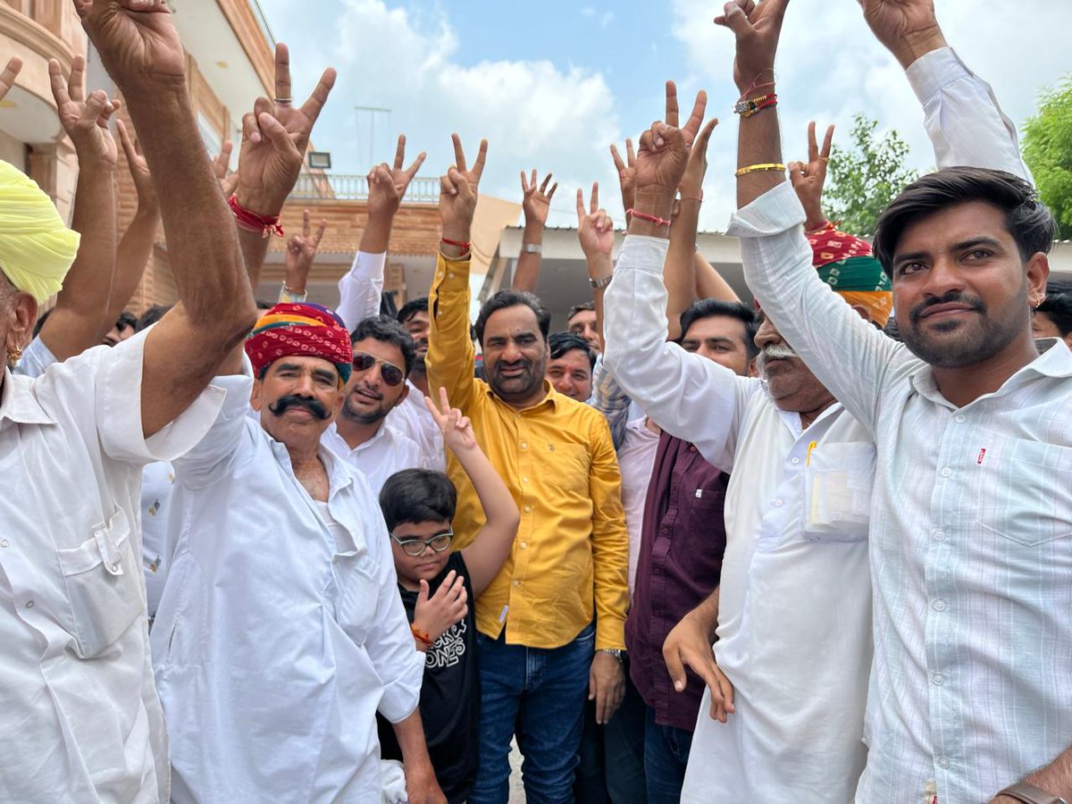 hanumanbeniwal's tweet image. माननीय राजस्थान उच्च न्यायालय द्वारा S.I. भर्ती 2021 को रद्द करने के बाद आज दोपहर को नागौर आवास पर समर्थकों के साथ |