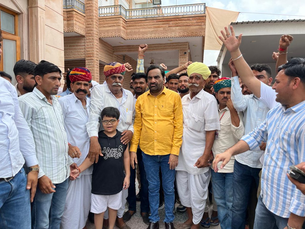 hanumanbeniwal's tweet image. माननीय राजस्थान उच्च न्यायालय द्वारा S.I. भर्ती 2021 को रद्द करने के बाद आज दोपहर को नागौर आवास पर समर्थकों के साथ |