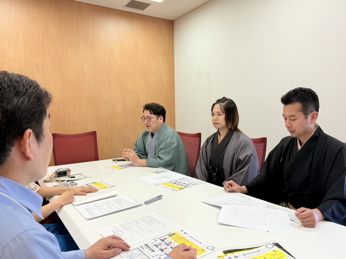 今日は、事務局をつとめている上方伝統文化ユニット「霜乃会」の10月25日の本公演について、新聞記者さんに取材いただきに、講談師の旭堂南龍さん、浪曲師の京山幸太さん、能楽師の今村哲朗さんのおとも。取材されている側ですが、隣で座って、改めてそれぞれの思いを聞かせていただくのも楽しい。