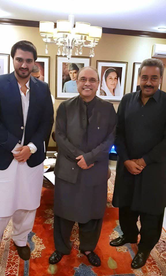 KhalidKhanLound's tweet photo. گھوٹکی میں فارورڈ بلاک 
کی خبریں بے بنیاد ہیں الزامات کے سوا کچھ بھی نہیں ہے ،
میر خالد احمد خان لونڈ 

سیاسی مخالفین جب تھک جاتے ہیں تو نئے ہربے استعمال کرتے ہیں ، 
میر خالد احمد خان لونڈ 

لیکن ہم ان تمام افواہوں کی تردید کرتے ہیں ،
ہم پاکستان پیپلز پارٹی کے ورکر تھے ، ہیں اور رہینگے :

 رہنما پاکستان پیپلز پارٹی و ایم این اے گھوٹکی : میر خالد احمد خان لونڈ
@BBhuttoZardari #Ghotki 
@AseefaBZ @FaryalTalpurPk @MediaCellPPP
