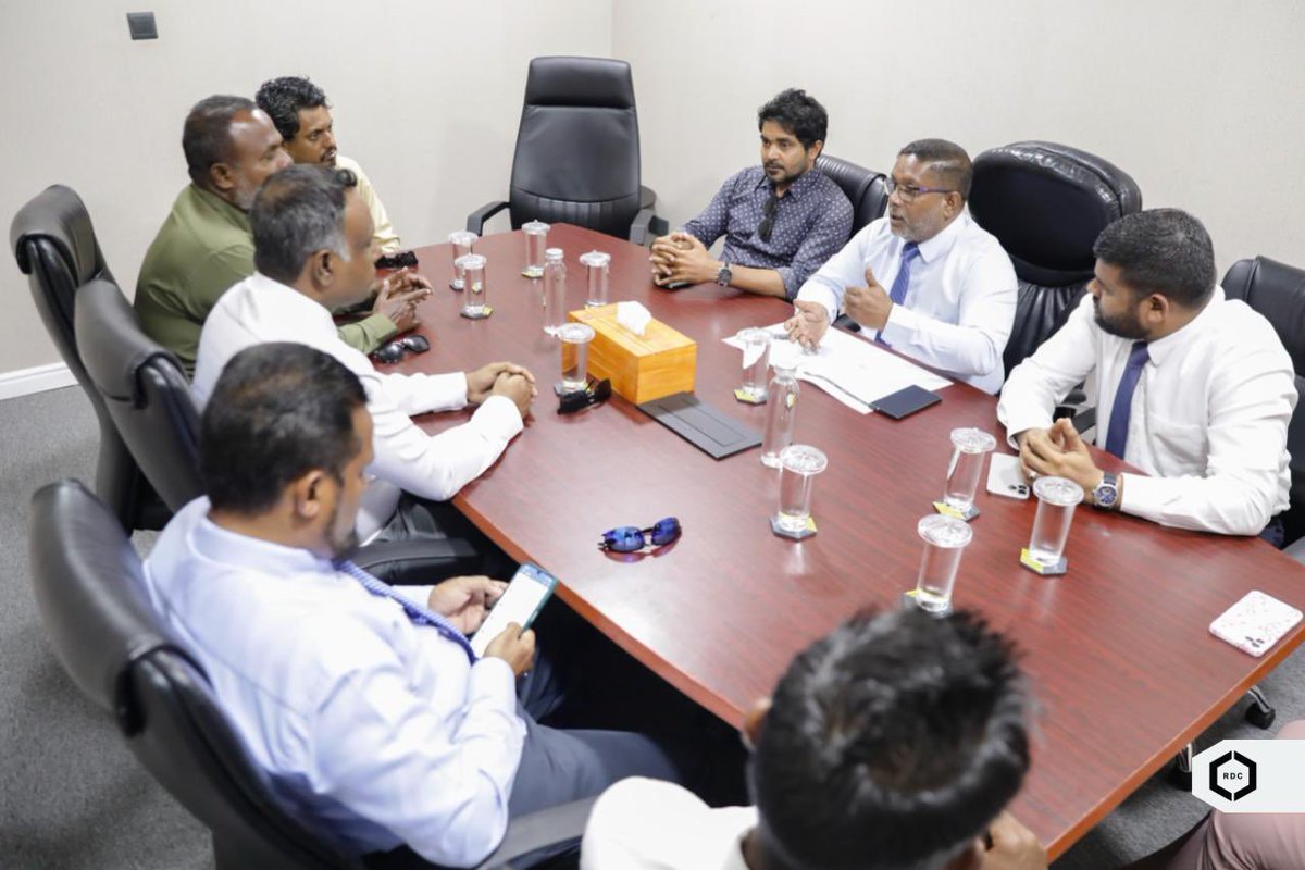 މުލަކު އަތޮޅު ކައުންސިލްގެ ރައީސް މުޙައްމަދު ނިމާލް އަދި ކައުންސިލް މެންބަރުން މިއަދު ވަނީ މި ކޯޕަރޭޝަންގެ މެނޭޖިންގ ޑިރެކްޓަރ އިބްރާހީމް ނަޡީމް އަދި އިސް ފަރާތްތަކާއި ބައްދަލު ކުރައްވާފައެވެ. މި ބައްދަލުވުމުގައި މި ކޯޕަރޭޝަނުން މުލަކު އަތޮޅުގައި ކުރިއަށް ގެންދާ މަޝްރޫއުތަކާއި