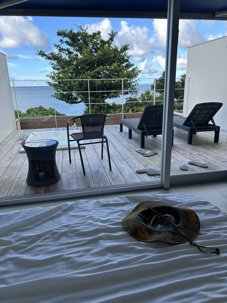 samehadajunbo's tweet photo. 今年の夏休みの宿。部屋から海が見えて、ベランダに風呂付いててビーチまで２分で、備え付けのラジカセには山下達郎のベストアルバムがセッティングしてあって、部屋出たらすぐヤギが居る宿。最高しかありませんでし。
#石垣島 https://t.co/VOJvU8MbIM