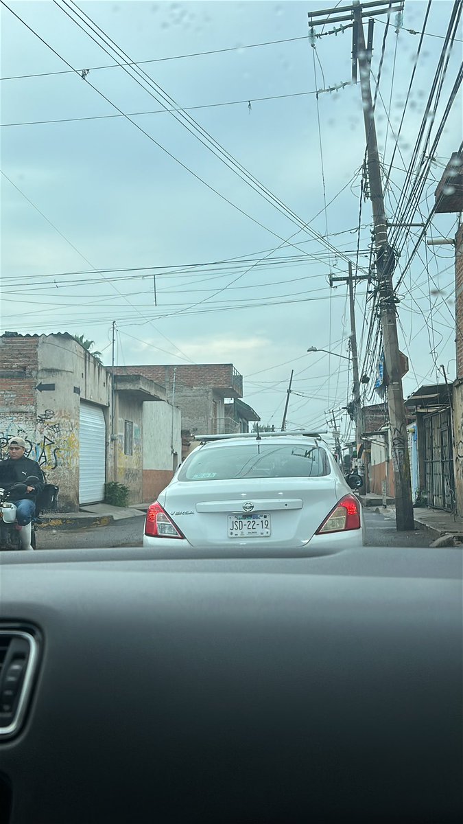 AleFa29's tweet image. Del asco el tráfico en el pueblo abandonado de San Martín de las flores 
Pero su presi @LauraImelPerezS nada más voltea a los lugares bonitos 
Urge vialidad y que arreglen las calles por donde bajamos para la carretera y las empresas @GobTlaquepaque @Trafico_ZMG @JaliscoVial