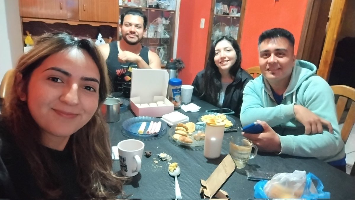 MaleRecabarren's tweet photo. Desayunado con mí grupo de amigos de la secundaria mientras los vemos
#nadiedicenada https://t.co/iqUXTEBi2R