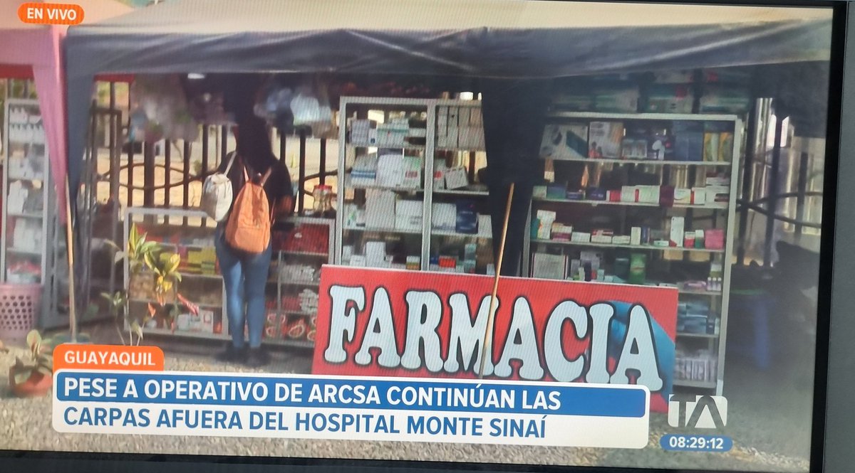 Volvimos a los exteriores del Hospital Monte Sinaí donde ayer se decomisó medicina cuya venta estaba prohibida pero se la expendía en "farmacias" que funcionan en carpas; estas siguen operando sin problema. En la cobertura nuestro equipo ha sido agredido.