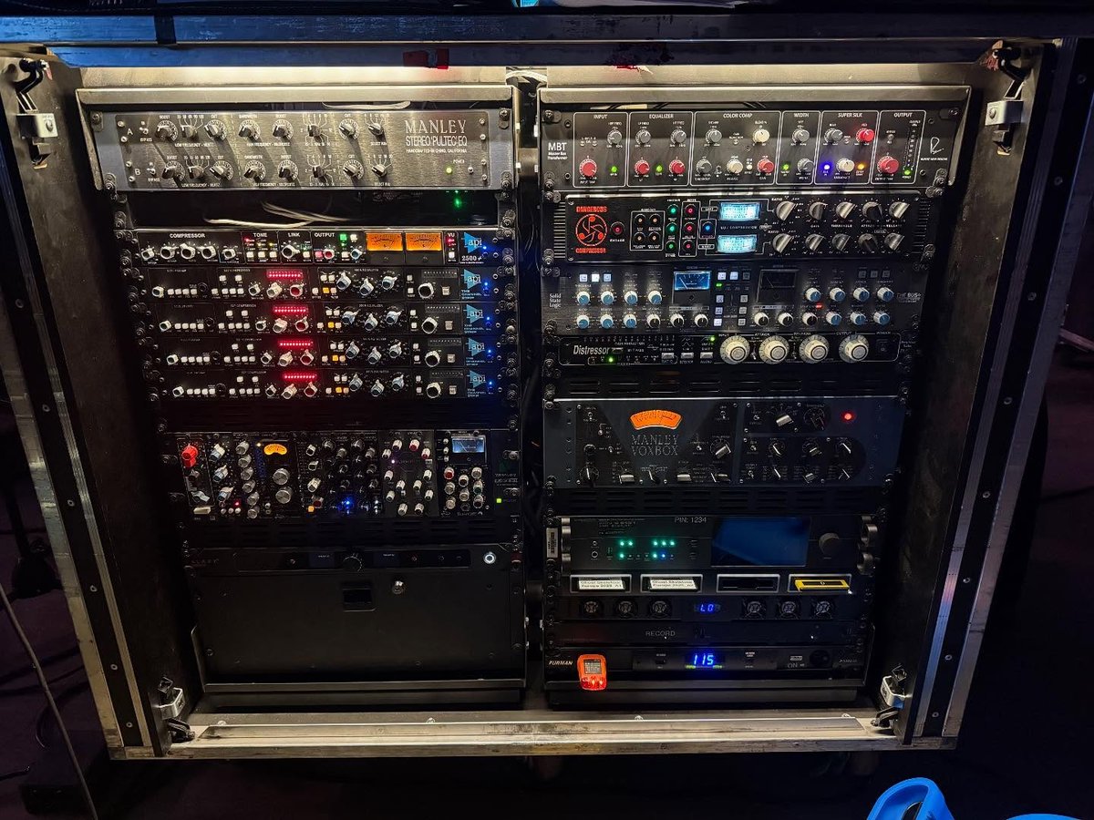 Some heavy hitters in this FOH rack! What's in yours? 🎛

📷 Nate Northway (<a href="/natenorthway/">Darth Fader</a>)