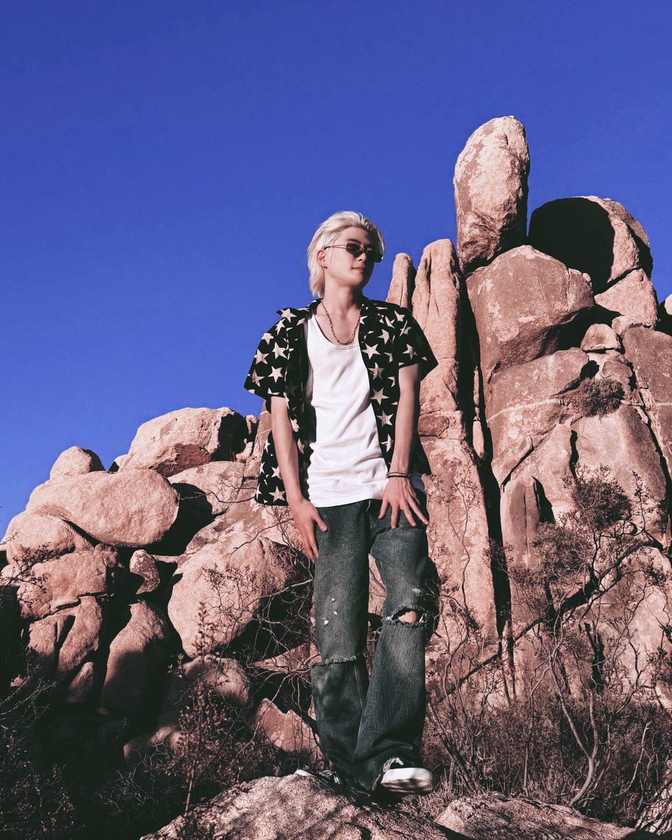 Seonghyexn's tweet image. Grounded by stone, yet carried by skies too wide to tame.