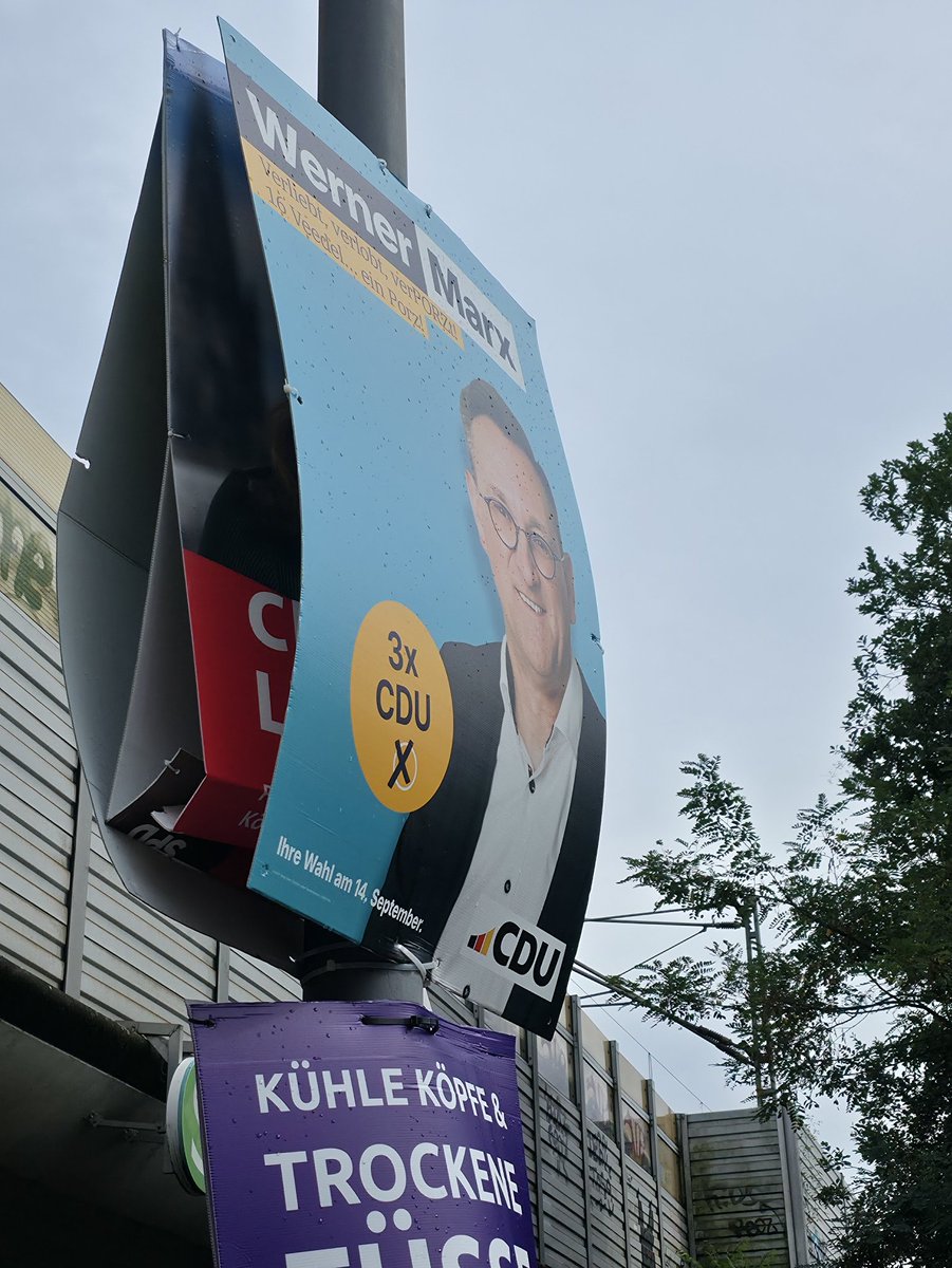 Wenn einem nix mehr einfällt, einfach die Konkurrenz zudecken.
CDU #Köln #Porz hängt ihre Plakate dreist ÜBER die SPD.
So sieht „Demokratieverständnis“ Marke CDU aus: Macht statt Fairplay. 🤡🪧
#CDU #SPD #Kommunalwahl #Demokratie