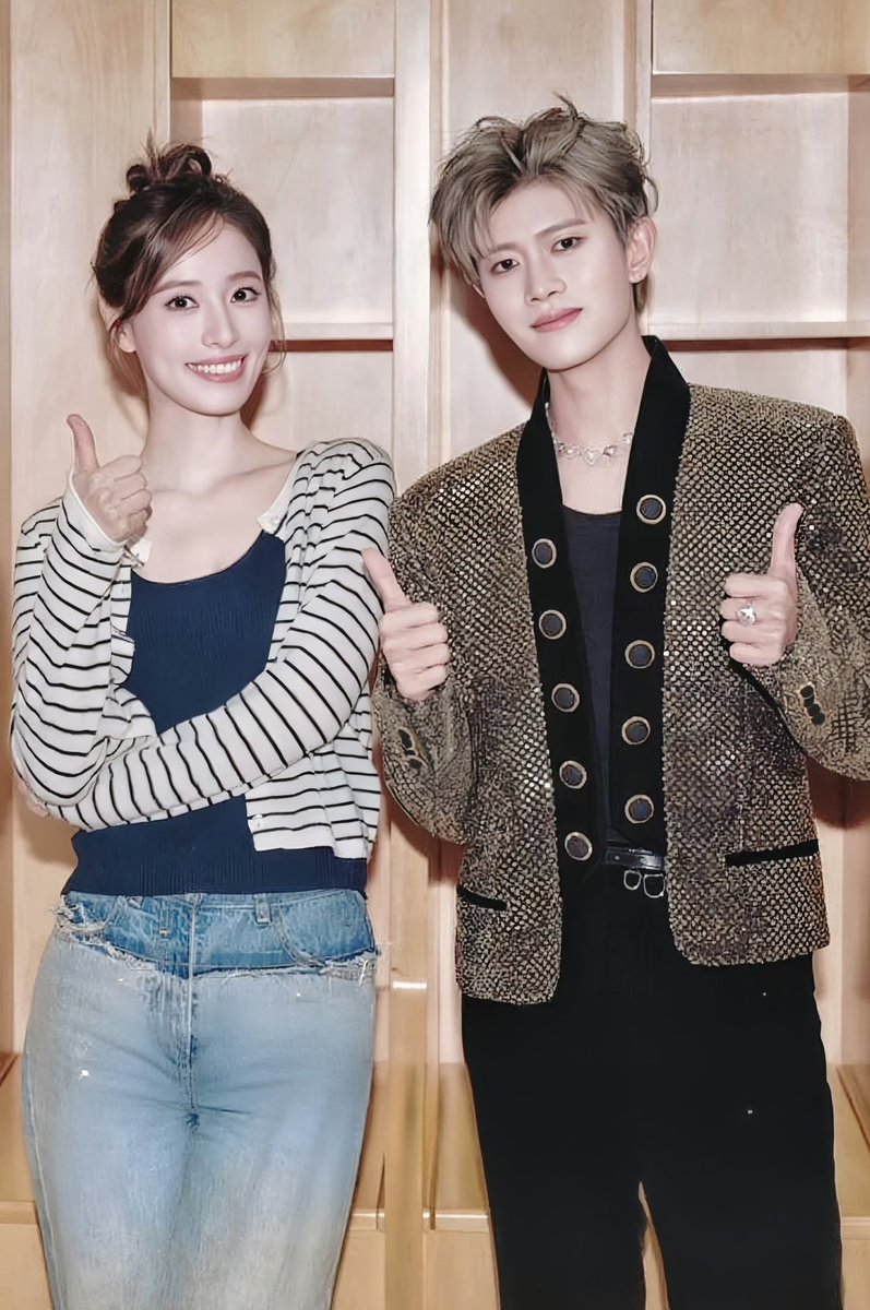 sweetestallen's tweet photo. Si Wenjia, #RenJialun former co-star in #BlueFlameAssault who also became the host at 32nd Chinese Top Ten Music Awards, shared a backstage video & snap with Ren Jialun (cut version) ✨
#AllenRen #任嘉伦 #เหรินเจียหลุน
#임가륜 #アレン・レン https://t.co/5EXyJEpYAb
