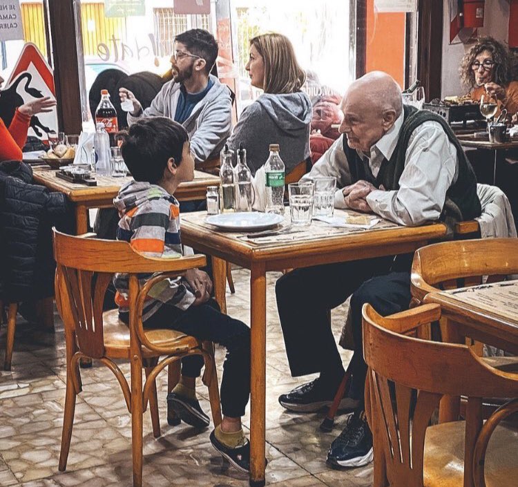 İleride o anı ne kadar özleyeceğinden habersiz