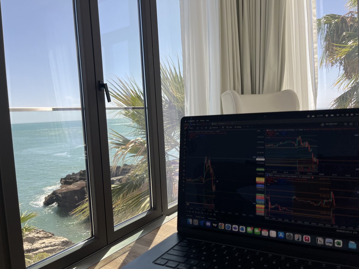 _JustinTrades's tweet image. New office for the next week. Not planning on trading much till Monday, but enjoying the view in the meantime.