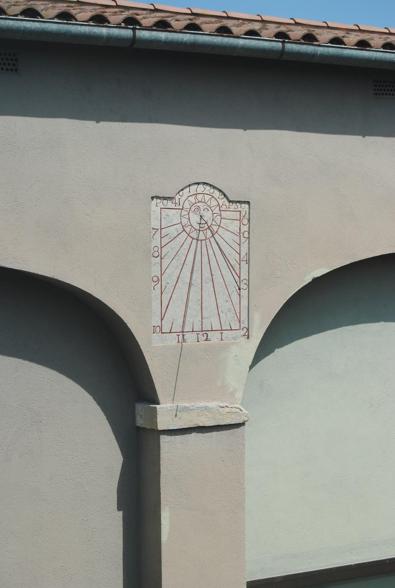 El <a href="/mhistoria_gi/">Museu d'Història de Girona</a> té un rellotge de sol amagat.

Visitant el seu interior, trobareu dalt d'una paret del claustre, un rellotge de sol, del segle XVIII, quan  l'edifici era el convent caputxí de Sant Antoni. 

A Girona n'hi ha més de 400  a pagès, cases senyorials i castells.