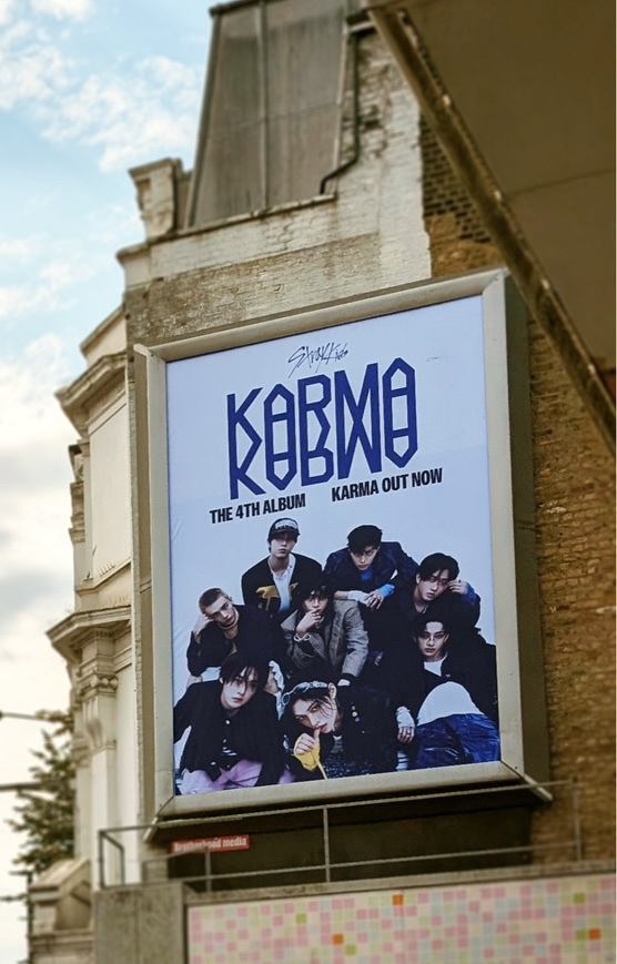 Stray_Kids's tweet photo. [스키지기]

런던 여기저기에 있는 KARMA 모두 찾으셨나요?🎉
KARMA everywhere all around LONDON! 👀

Listen to "KARMA" now🏆
https://t.co/MFCaZ76TF1

Listen to "CEREMONY (Maximum Power Remixes)" now🔋
https://t.co/bpZAcLZgpF

#StrayKids #스트레이키즈
#KARMA
#CEREMONY
#StrayKidsComeback
#YouMakeStrayKidsStay