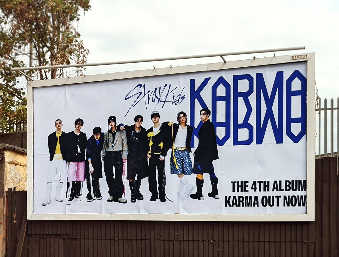 Stray_Kids's tweet photo. [스키지기]

런던 여기저기에 있는 KARMA 모두 찾으셨나요?🎉
KARMA everywhere all around LONDON! 👀

Listen to "KARMA" now🏆
https://t.co/MFCaZ76TF1

Listen to "CEREMONY (Maximum Power Remixes)" now🔋
https://t.co/bpZAcLZgpF

#StrayKids #스트레이키즈
#KARMA
#CEREMONY
#StrayKidsComeback
#YouMakeStrayKidsStay