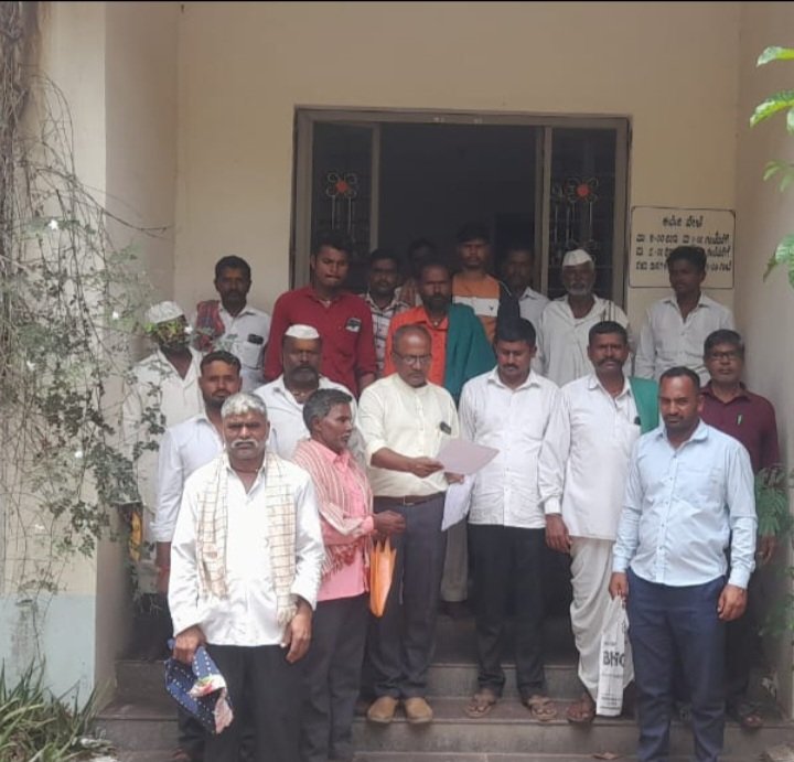 ನಮ್ಮ ಗ್ರಾಮದ ಸಂಚಾರಿ ಕುರಿಗಾಯಿಗಳಿಗೆ ಪಶು ವೈದ್ಯಕೀಯ ಇಲಾಖೆಯಿಂದ ಸಿಗುವ ಸವಲತ್ತುಗಳು, ಸರ್ಕಾರ ಜಾರಿಗೆ ತಂದಿರುವ ಸಾಂಪ್ರದಾಯಕ ಅಲೆಮಾರಿ ಕುರಿಗಾಯಿಗಳ ಕ್ರಮಗಳು ಮತ್ತು ದೌರ್ಜನ್ಯ ವಿರುದ್ಧ ರಕ್ಷಣೆಯ ಕಾಯ್ದೆ ಬಗ್ಗೆ ಮಾಹಿತಿ ನೀಡಿ. ಕುರಿ ನಿಗಮದಿಂದ ಗುರುತಿನ ಚೀಟಿ ಕೊಡಿಸಲಾಯಿತು.