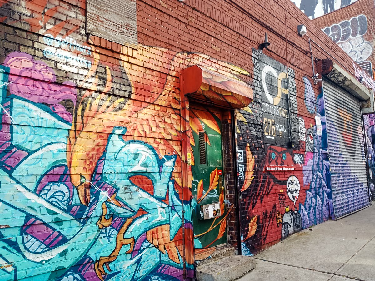 Everyone knows our shop entrance has graffiti that screams ‘BROOKLYN.’ But what if we told you it’s not the only thing wearing street art now? (Hint: It carries more gear than a stagehand at load-out.) Any guesses? 🤔👇✨