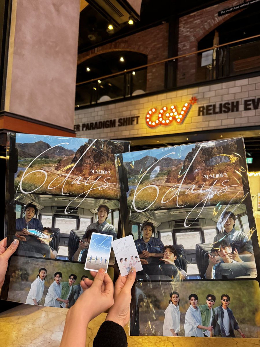 321pil's tweet image. 저는 screenX로만 3차 관람을 했어요 스엑으로 보는 2025ver 장난 아닌데가 너무너무 좋았기 때문이에요..♡ 
마이데이여야만 느낄 수 있는 day6스러움을 담아낸 영화여서 좋았고, 무엇보다 영화관에서 거대한 스크린으로 데이식스를 보는 경험이 정~말 특별했다👍

#6DAYS #관람인증 @CGV_FanSupport
