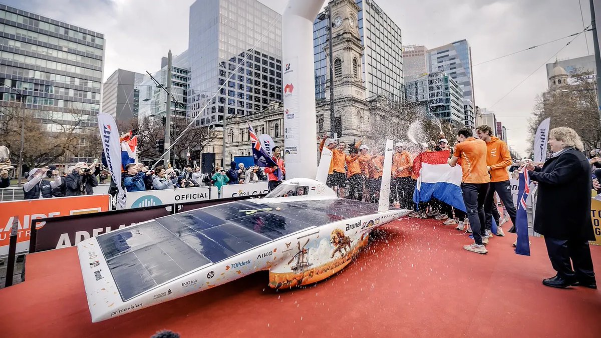 Fantastische nieuws! Het @brunel_solarteam <a href="/tudelft/">TU Delft</a> wint de #BridgestoneWorldSolarChallenge in Australie.
Het is jullie weer gelukt! Voor de achtste keer kampioen. Heel #Deflt is supertrots op jullie!
Jullie zijn ambassadeurs voor onze mooie stad.
#Delftsetrots <a href="/tudelft/">TU Delft</a>