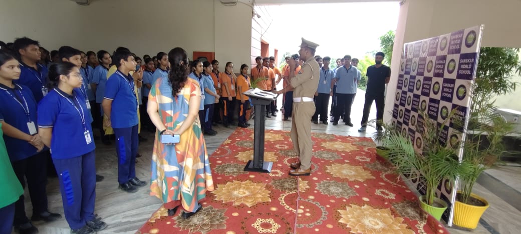 #गाजियाबाद 
सड़क सुरक्षा हेतु यातायात पुलिस का स्कूल/कॉलेज स्तर
पर व्यापक जागरूकता अभियान
 
पुलिस आयुक्त, गाजियाबाद महोदय के निर्देशानुसार, कमिश्नरेट गाजियाबाद में सड़क सुरक्षा एवं यातायात नियमों के प्रति आमजन विशेषकर स्कूली छात्र-छात्राओं को जागरूक करने के उद्देश्य से यातायात