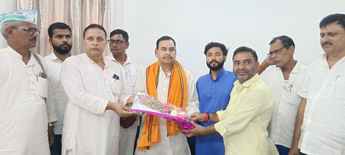 SunilPathak015's tweet image. एनडीए गठबंधन के आज कार्यकर्ता सम्मेलन में #राष्ट्रीय_लोक_मोर्चा के तरफ से आएं प्रभारी के रूप में राष्ट्रीय उपाध्यक्ष एवं गोह के पूर्व #विधायक डॉ रणविजय कुमार जी का स्वागत एवं अभिनन्दन आरा सर्किट हाउस में करते हुए साथ में सभी प्रदेश के जिला के कार्यकर्ता गण ।