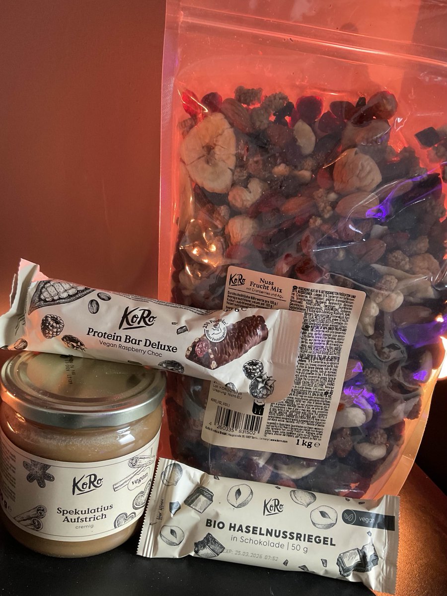 #Werbung 

Hab mich in den Nuss-Frucht Mix verliebt. Gibt nichts besseres als beim worken immer mal in die Tüte zu greifen. Danke Koro fürs Versorgungspaket!😊 

Falls ihr auch leckre Snacks mögt, schaut doch mal auf hier.gg/SnowSnacktKoRo vorbei &amp; mit Code "Snowryo" 5% Rabatt