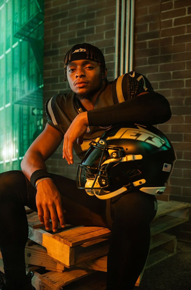 Justin Fields in the new #Jets Rivalry uniform 😮‍💨

📸 <a href="/nyjets/">New York Jets</a>