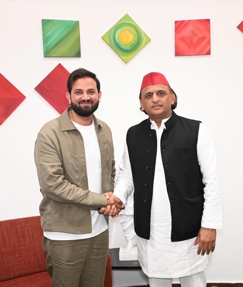 manna_ydv's tweet photo. आज की सबसे सुन्दर फोटो ♥️
जिनके विचारधारा मिलते है अक्सर 
वो मिल ही जाते हैं आज एक क्रांतिकारी शिक्षक और युवा दिलों की धड़कन दोनों भैया को देखकर बहुत सुकून मिला 💐💗
@yadavakhilesh 
@NaveenSirRWA 
@rojgarwithankit 
@JaikyYadav16 https://t.co/gTeVCZq2Uh