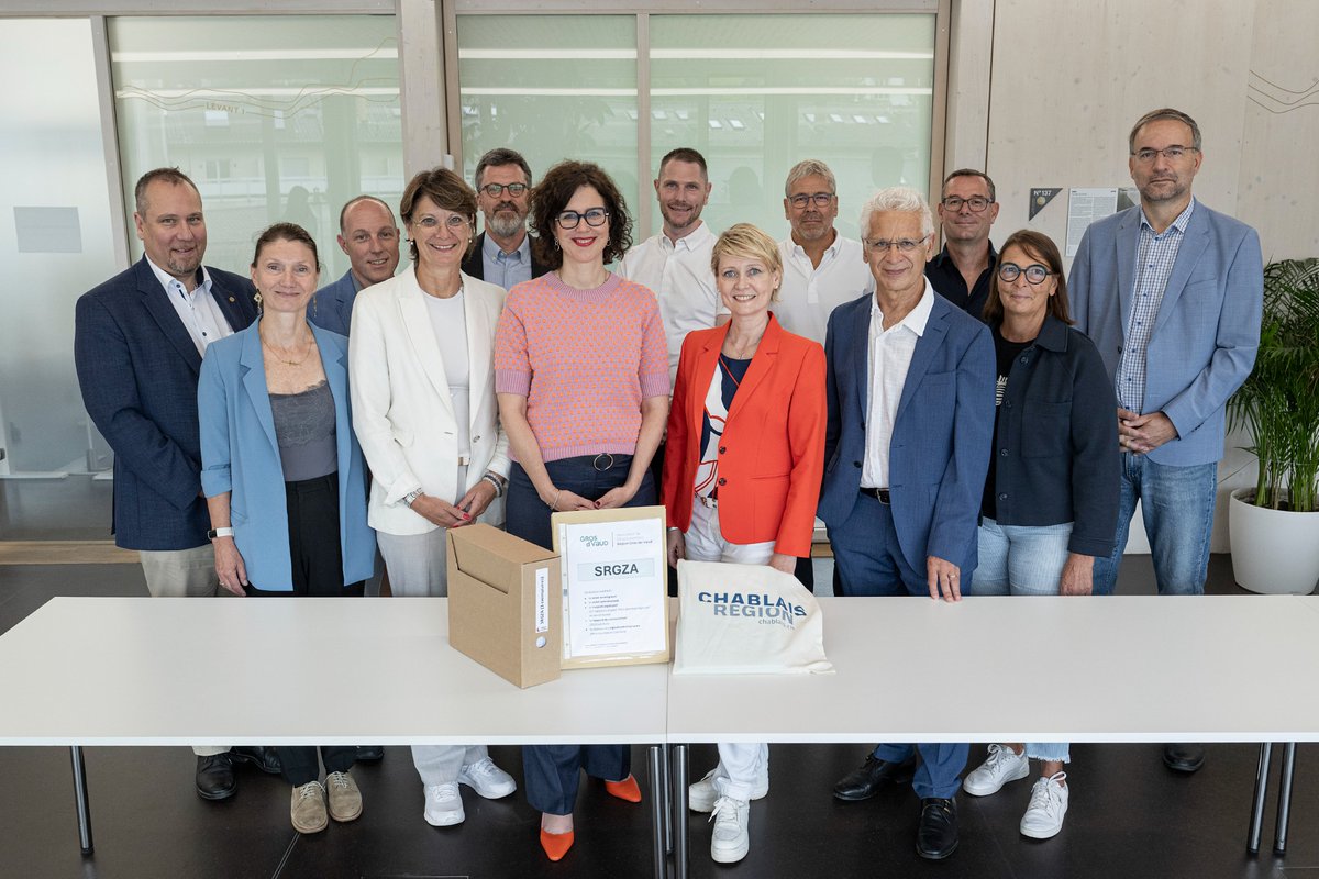 Ce jeudi 28 août, Région de Nyon a remis au Département des finances, du territoire et du sport (DFTS) la Stratégie régionale de gestion des zones d'activités (SRGZA) du district de Nyon. 
Info complète:
regiondenyon.ch/2025/08/28/dep…