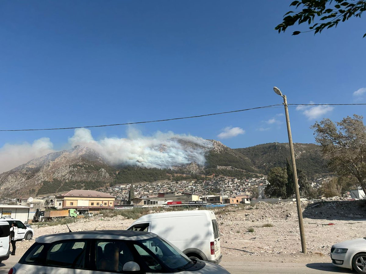Yıkılmış, harap olmuş, hırpalanmış, özünü yitirmiş, yorgun düşmüş Antakya yine yanıyor, yeniden yanıyor!
#yangınvar