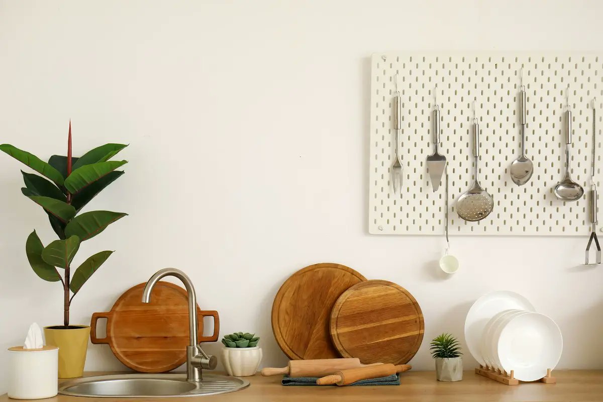 deavitacom's tweet image. Gewürze, Tassen &amp;amp; #Deko: So wird #Skadis in der Küche zum Herzstück!
Die multifunktionale #Lochplatte von #Ikea verbindet man meist eher mit dem Schreibtisch. Wären Sie auf die #Idee gekommen, sie auch für die #Küche als praktisches Accessoire zu nutzen?
deavita.com/kuche/skadis-i…