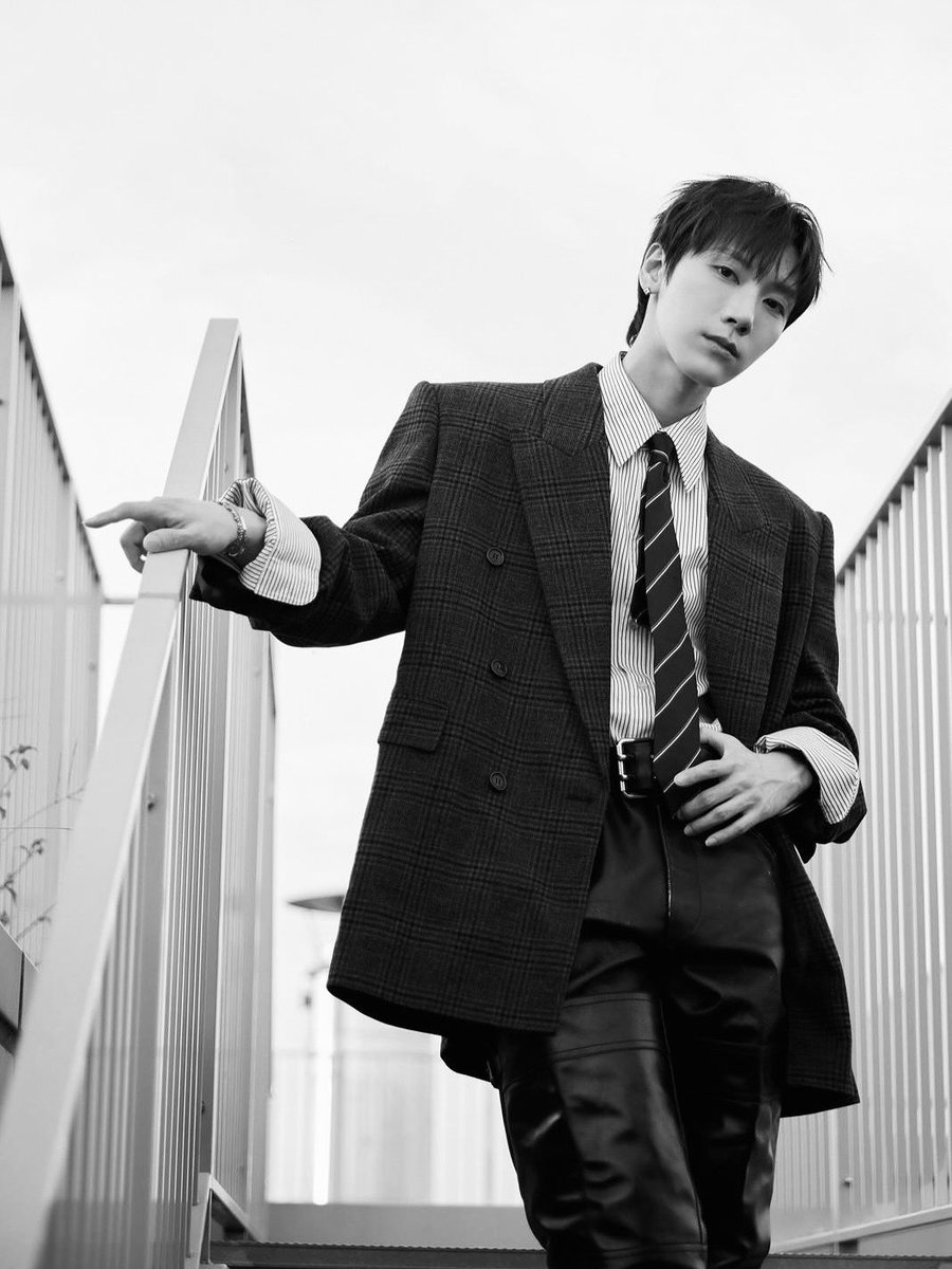 จากภาพล่าสุดที่เตนล์ได้ปรากฏตัว เขาได้ตอกย้ำภาพลักษณ์ไอคอนิกของ Saint Laurent ผ่านลุกโดยรวมที่ผสานความคลาสสิกเข้ากับความร่วมสมัยได้อย่างสมบูรณ์แบบ โดยมีเบลเซอร์ทรงโอเวอร์ไซส์ลายตาราง (Plaid Double-Breasted Blazer) เป็นไอเทมชิ้นเด่นที่สุด