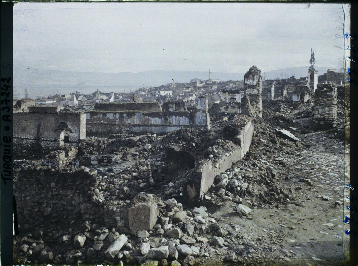 yontarih's tweet photo. 30 Ağustos'ta yayınlayacağımız "Millî Mücadele'de Yunan Mezâlimi" adlı yazımızdan bir bölüm:

"Alaşehir de yakılmış ve 5 Eylül 1922’de tamamen yanmış olarak kurtarılmıştır. Falih Rıfkı’nın aktardığına göre “Alaşehir bir toz halindedir ve hiçbir kasaba, Alaşehir kadar öldürülmemiştir, manzarasının öyle bir boşluğu var ki insana bir asırdan beri bu yola kimse uğramamış gibi geliyor, bu harabe, kadim harabeler gibi, kokusuz ve kurudur.” Buradaki bir ihtiyar yaşananları şöyle aktarmıştır: “Eylül dörtte kasabaya on yerden ateş koydular. Arkasından bir de sert rüzgâr çıktı. İşte böyle kül olduk. On bin nüfusumuz vardı, şimdi beş bin kaldık, üç binden fazla kadın çocuk dağda bayırda açık yatıyor.” Falih Rıfkı, Alaşehir’in 4.500 evli mamur bir kasaba olduğunu, Yunanlılar ve yerli Rumların Alaşehir yangınında süngü ile 600 kişiyi öldürdüklerini ve şimdiye kadar bulunan yanmış cesetlerin 200’ü geçtiğini söylemiştir."