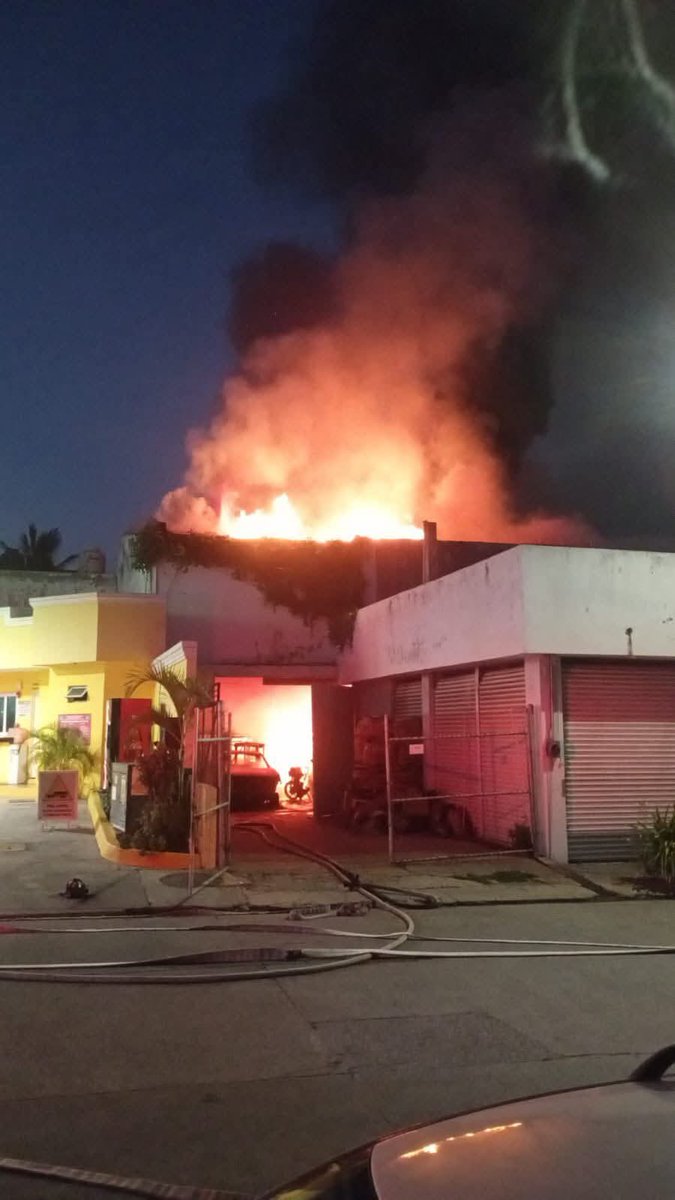 Incendio en bodega provoca terror en Mazatlán.