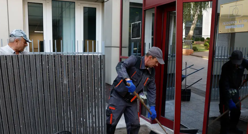 Oficina de la #UE en #Kiev, dañada tras masivo ataque de #Rusia .-
politicus.mx/vernoticia.php…