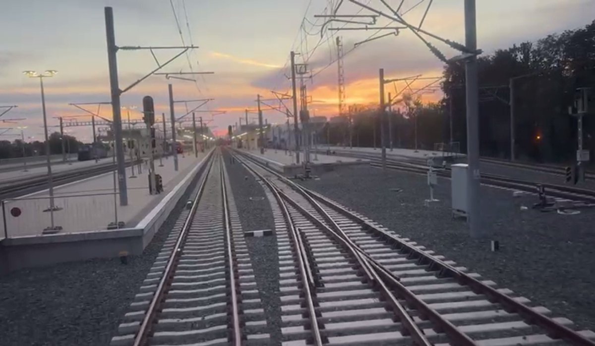 Упозорење: нова контактна мрежа на прузи Нови Сад– Суботица под високим напоном! -„Инфраструктура железнице Србије“ обавештава јавност и упозорава да ће на прузи Нови Сад – Суботица под напон бити стављена контактна мрежа изнад пруге. Више на: infrazs.rs