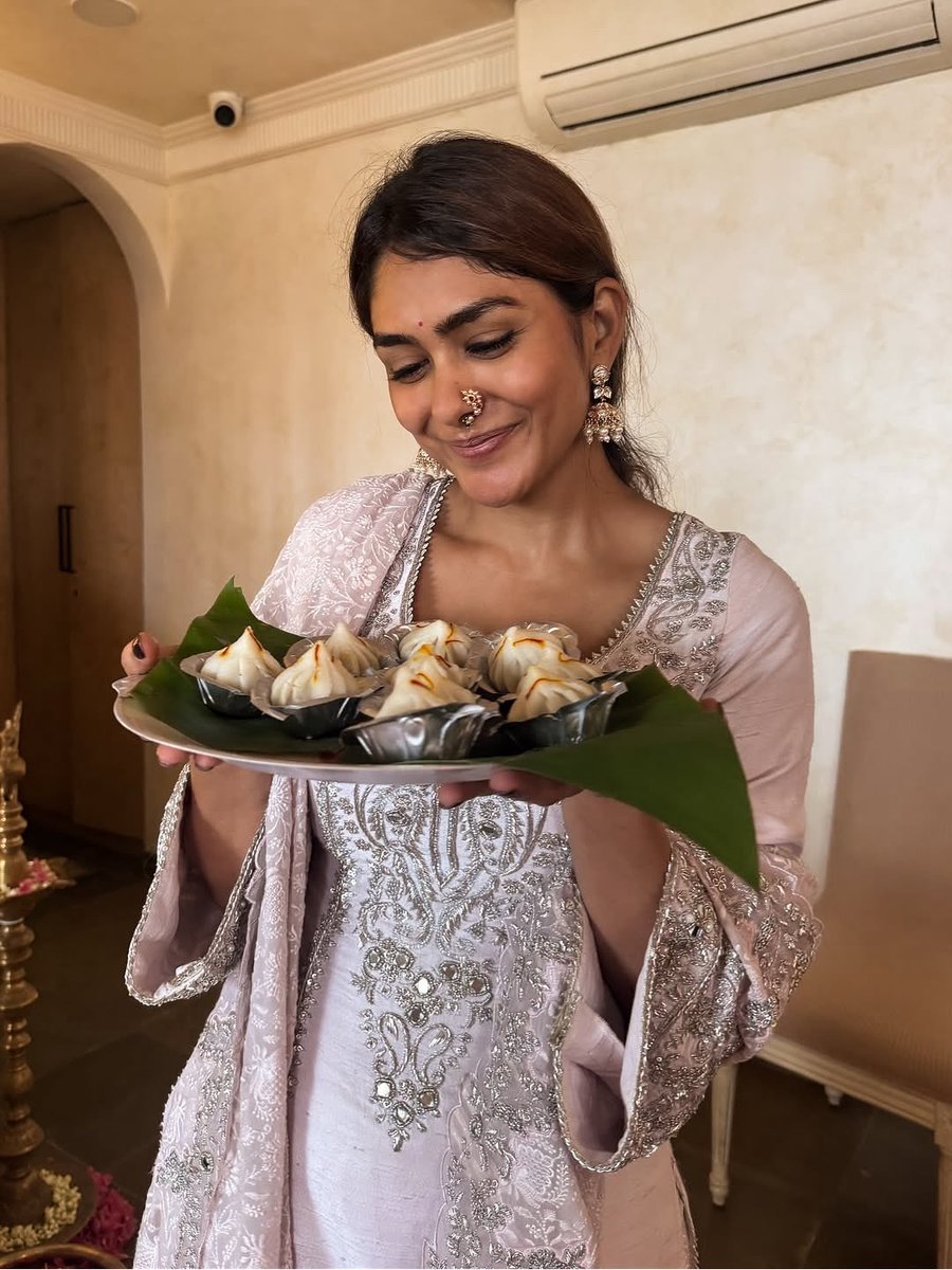 bollypluslive's tweet photo. गणेशोत्सव की खुशी में मृणाल ठाकुर भी रंगी

#GaneshChaturthi2025 #MrunalThakur #GanpatiBappaMorya #BollywoodPlus https://t.co/XO5Wr6Mb4W