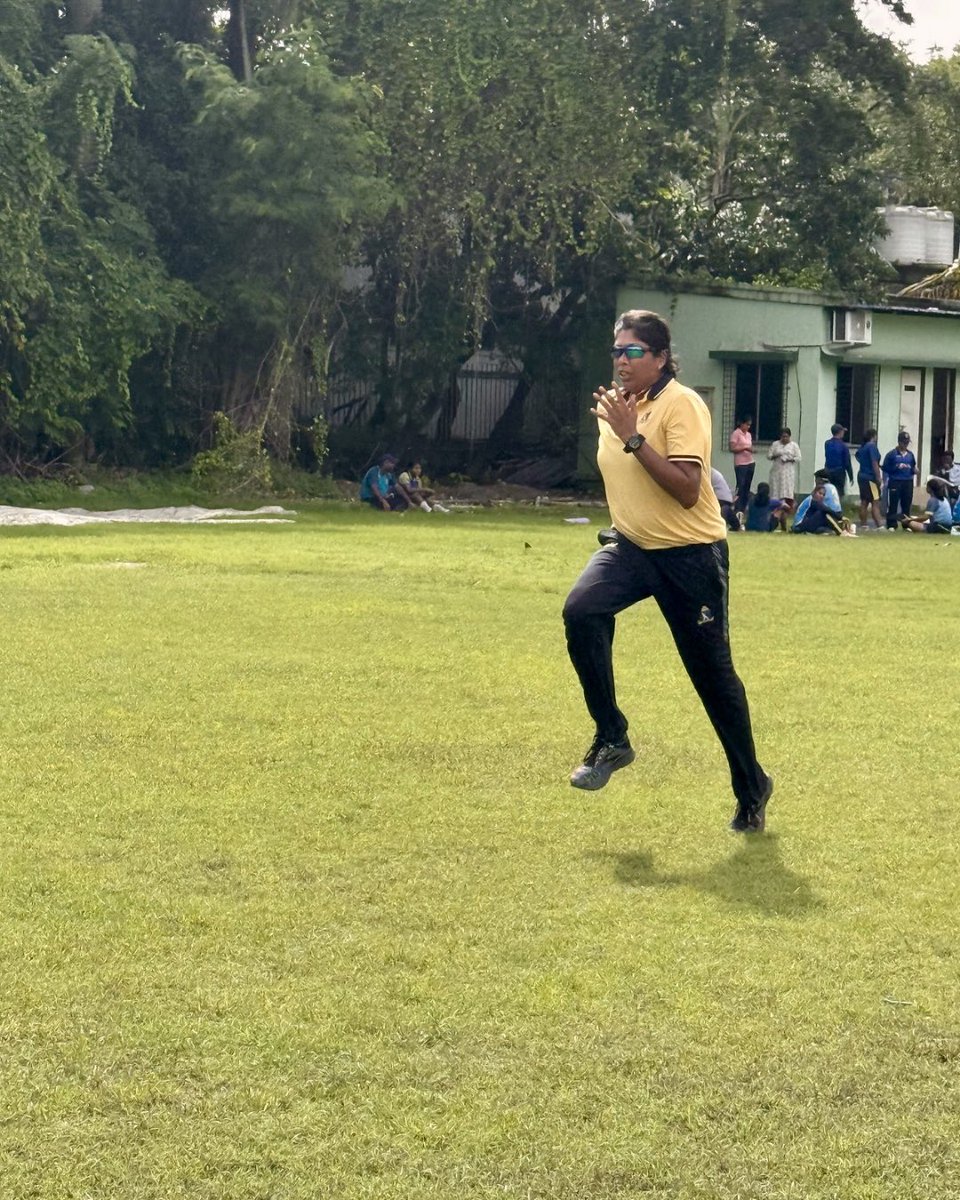 JhulanG10's tweet photo. The younger me ran for the game. The older me runs because it’s a part of me 🙌🏻

#JhulanGoswami #SportsLife #OnTheField #Inspiration https://t.co/rs2aFff7aS