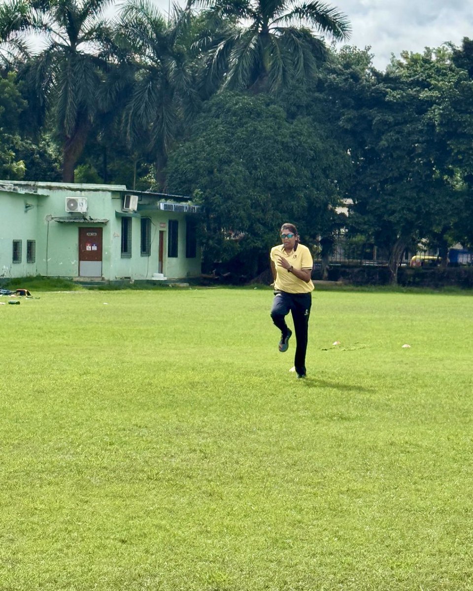 JhulanG10's tweet photo. The younger me ran for the game. The older me runs because it’s a part of me 🙌🏻

#JhulanGoswami #SportsLife #OnTheField #Inspiration https://t.co/rs2aFff7aS