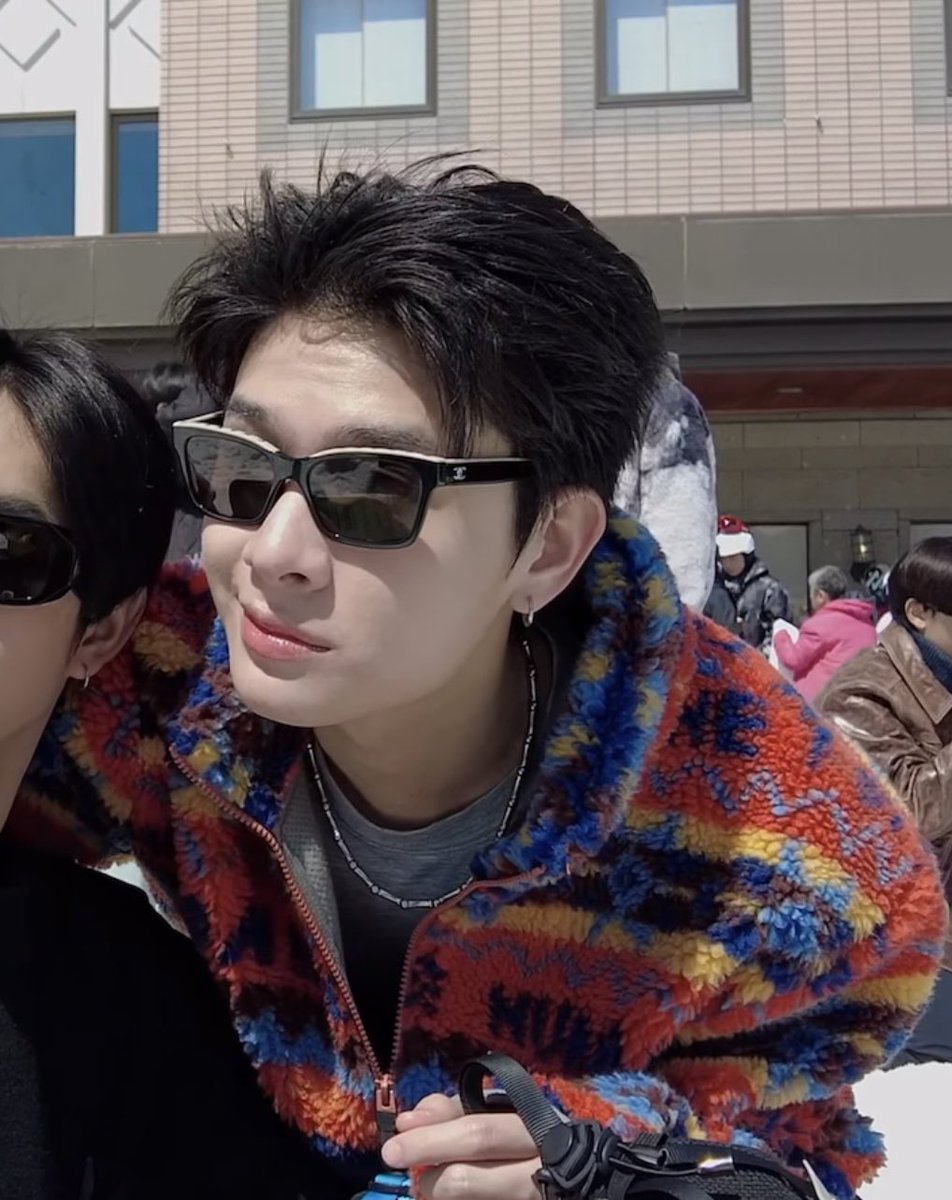 พูดจริงๆนะ ทุกซีนของน้องไทยที่ยูคิโรโระอีพีนี้ทำไมมันหล่อท้าแดดได้ตลอดเวลาขนาดนั้น เสื้อส่งลุค แว่นส่งฮีมาก คือเห็นทีไรต้องอุทานว่าน้องไทยหล่อวะ ทุกรอบ

#BUSSINGJAPANEP4
#THAIchayanon