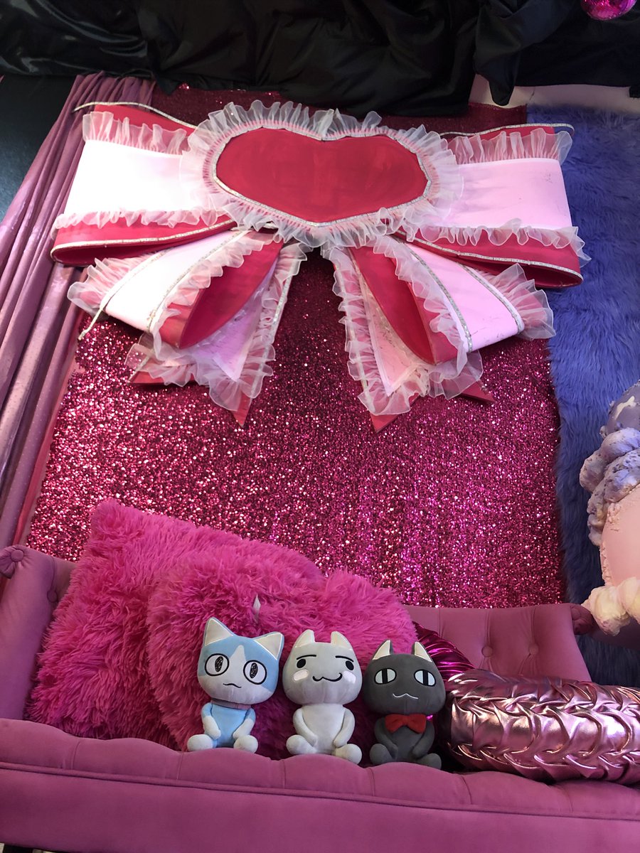 こないだの、
カラフルでおしゃれなスタジオに、
また行ってきたニャ！
今度はみんな一緒にじャ！
写真カッコ良く、
いっぱい撮るんだみャ！

#わがままキャラモードStudio
(<a href="/kyara_wagamama/">キャラモードStudio2号店💖🩵🤍〜わがままモード〜</a>)
#こばやし家のトロ
#こばやし家のトロ2025
#ぬいトロ
