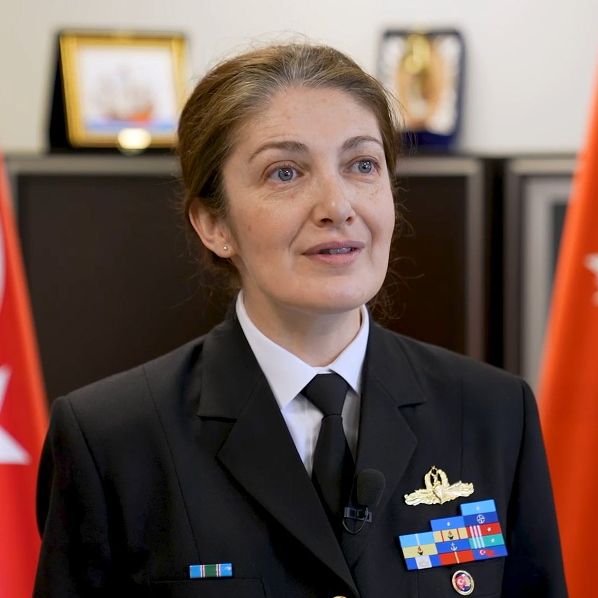 bpthaber's tweet photo. Cumhuriyet tarihinin ilk kadın amirali Gökçen Fırat:

— 780 bin km² vatan toprağımız evimizi,
— 462 bin km² Mavi Vatanımız bahçemizi,
— Mavi Vatandaki varlığımız da tapumuzun mührünü ifade eder.

— Evinize kimsenin izinsiz girmesine izin vermiyorsanız bahçenize de kimsenin girmesine izin veremezsiniz.