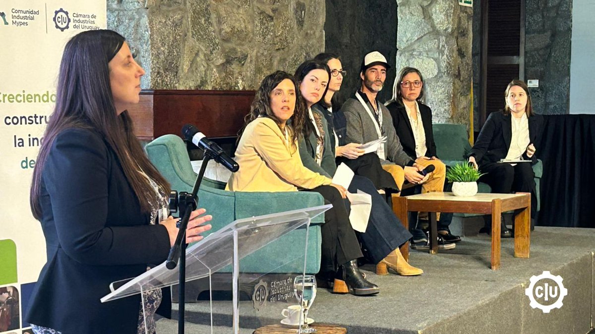 camindus's tweet photo. 🗣️@cecicasulo, directora ejecutiva de las Cámaras Industriales CUFMA y AFITRAC, comentó el propósito de la 𝐂𝐨𝐦𝐮𝐧𝐢𝐝𝐚𝐝 𝐈𝐧𝐝𝐮𝐬𝐭𝐫𝐢𝐚𝐥 𝐌𝐲𝐩𝐞𝐬 y las principales líneas de trabajo: 𝐜𝐨𝐦𝐞𝐫𝐜𝐢𝐚𝐥𝐢𝐳𝐚𝐜𝐢𝐨́𝐧 𝐞𝐧 𝐞𝐥 𝐦𝐞𝐫𝐜𝐚𝐝𝐨 𝐧𝐚𝐜𝐢𝐨𝐧𝐚𝐥, 𝐢𝐧𝐧𝐨𝐯𝐚𝐜𝐢𝐨́𝐧 𝐲 𝐟𝐢𝐧𝐚𝐧𝐜𝐢𝐚𝐦𝐢𝐞𝐧𝐭𝐨 𝐞 𝐢𝐧𝐯𝐞𝐫𝐬𝐢𝐨́𝐧.

➡️En tanto, los integrantes de la Comunidad, Fernanda Escande (Fondo Caldos Naturales); Florencia Cioli (Ríccoli); Juan Izuibejeres (Wellness Factory); Laura Da Trindade (Sabiá); Macarena Pérez (Por Culpa De Sam) y Valeria De Angeli (ReBío), con la moderación de nuestra directora de Comunicación y Proyectos, Carola Saavedra, compartieron 𝐪𝐮𝐞́ 𝐥𝐨𝐬 𝐦𝐨𝐭𝐢𝐯𝐨́ 𝐚 𝐬𝐮𝐦𝐚𝐫𝐬𝐞 𝐚 𝐥𝐚 𝐩𝐫𝐨𝐩𝐮𝐞𝐬𝐭𝐚, 𝐜𝐮𝐚́𝐥𝐞𝐬 𝐬𝐨𝐧 𝐥𝐨𝐬 𝐝𝐞𝐬𝐚𝐟𝐢́𝐨𝐬 𝐜𝐨𝐦𝐮𝐧𝐞𝐬 𝐢𝐝𝐞𝐧𝐭𝐢𝐟𝐢𝐜𝐚𝐝𝐨𝐬 𝐲 𝐥𝐨𝐬 𝐩𝐫𝐨́𝐱𝐢𝐦𝐨𝐬 𝐩𝐚𝐬𝐨𝐬 𝐝𝐞 𝐥𝐚 𝐢𝐧𝐢𝐜𝐢𝐚𝐭𝐢𝐯𝐚.