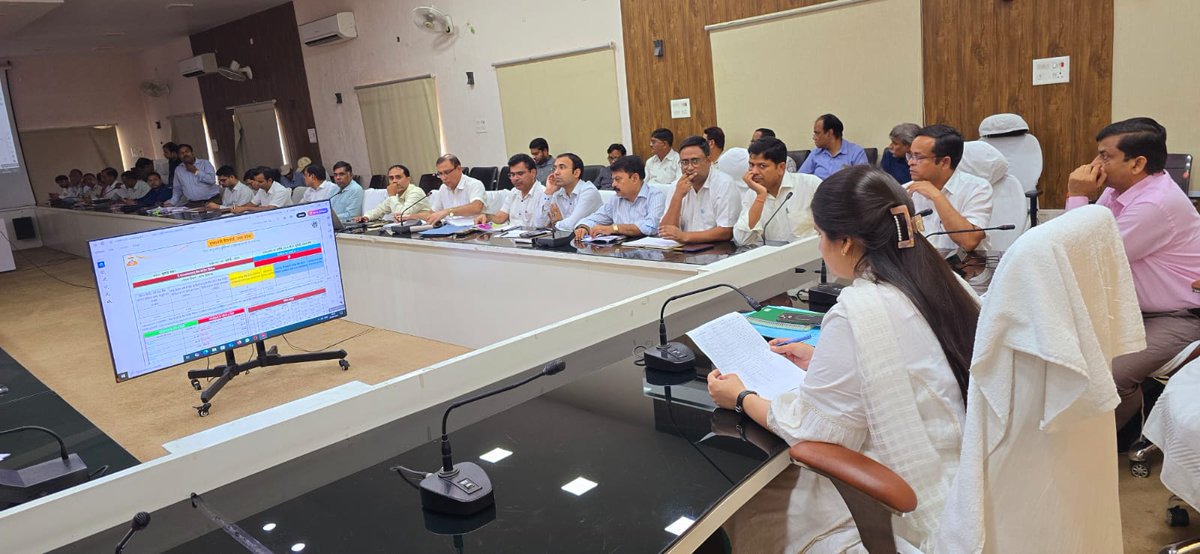 आज कलैक्ट्रेट सभागार में सीएम डैशबोर्ड के माध्यम से विभिन्न विभागों की योजनाओं/परियोजनाओं तथा शासन के प्राथमिकता वाले कार्यक्रमों/कार्यों की समीक्षा बैठक आहूत की गयी। C एवं निम्न स्तरीय रैंकिंग से सम्बन्धित विभागाध्यक्षों को प्रगति में सुधार करने के निर्देश दिये गये।