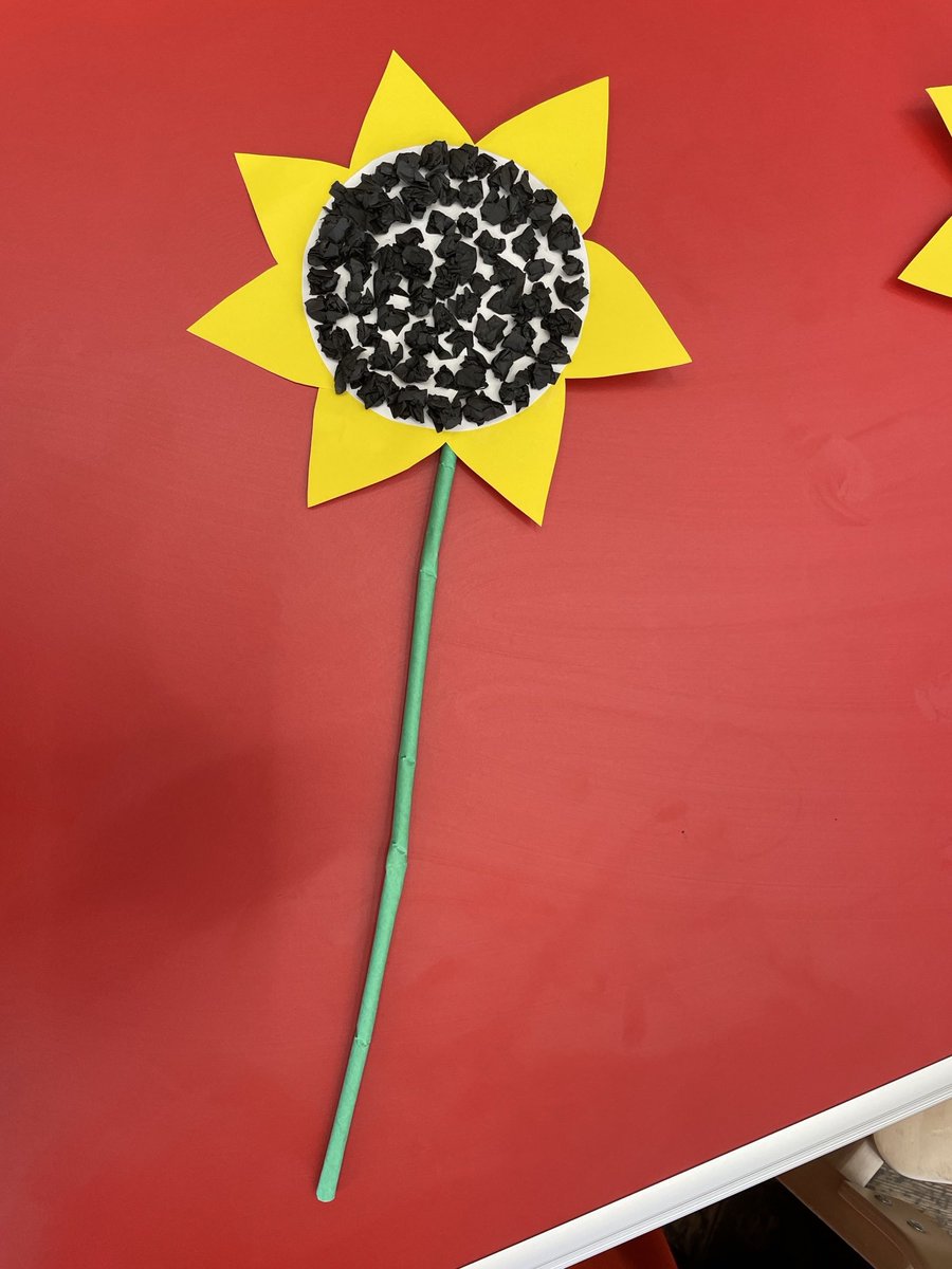 GreenwichLibs's tweet image. We enjoyed a crafty #MessyMorning at #PlumsteadLibrary today! We loved making sunflowers🌻 using different materials, colours and shapes, we don’t want the summer to end! 🖍️ Join the fun every Thursday from 10.30-11.30am to borrow books + #Craft! 📚 #LoveYourLibrary