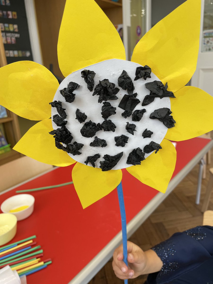 GreenwichLibs's tweet image. We enjoyed a crafty #MessyMorning at #PlumsteadLibrary today! We loved making sunflowers🌻 using different materials, colours and shapes, we don’t want the summer to end! 🖍️ Join the fun every Thursday from 10.30-11.30am to borrow books + #Craft! 📚 #LoveYourLibrary